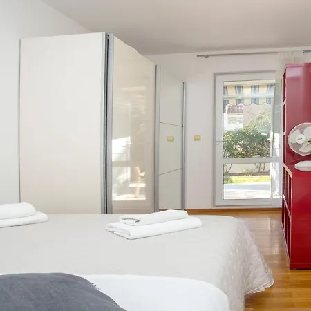 Deluxe Lea With Large Garden Apartment