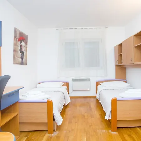 Deluxe Lea With Large Garden Apartment *
