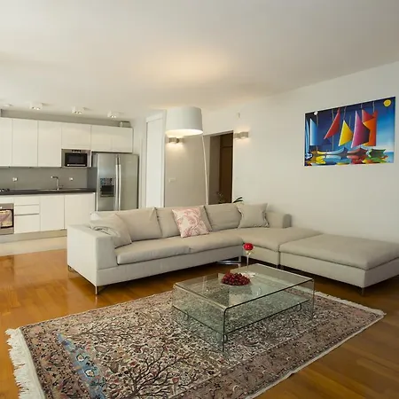 Deluxe Lea With Large Garden Apartment *