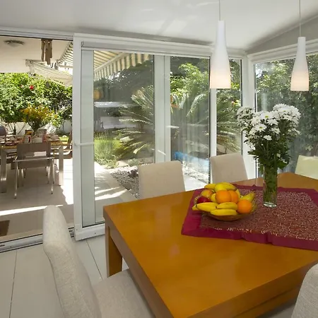 Deluxe Lea With Large Garden Apartment
