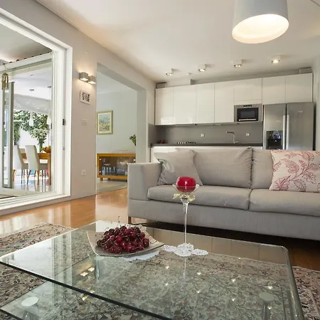 Deluxe Lea With Large Garden Apartman