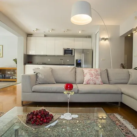 Deluxe Lea With Large Garden Apartment Split