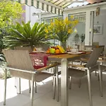 Deluxe Lea With Large Garden شقة *