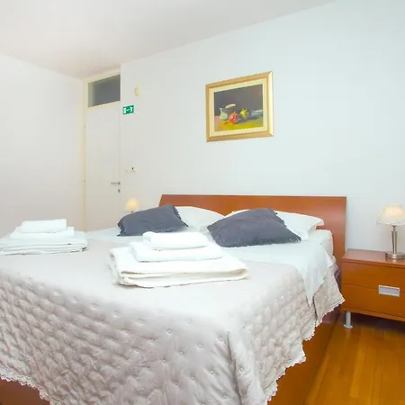 Deluxe Lea With Large Garden Apartment