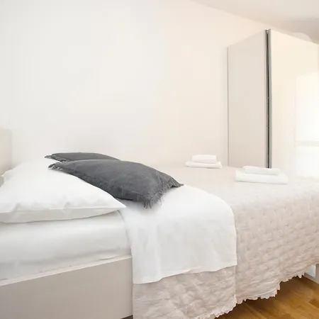 Deluxe Lea With Large Garden Split