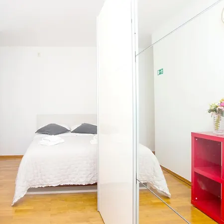 Deluxe Lea With Large Garden Apartment Split