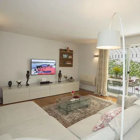 Deluxe Lea With Large Garden Apartment Split